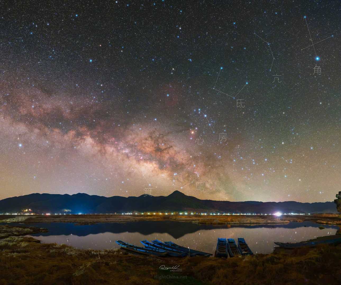 龙抬头的清晨，苍龙七宿如约现身。银河与群星勾勒出巨龙腾跃的轮廓，湖畔的渔舟与山水