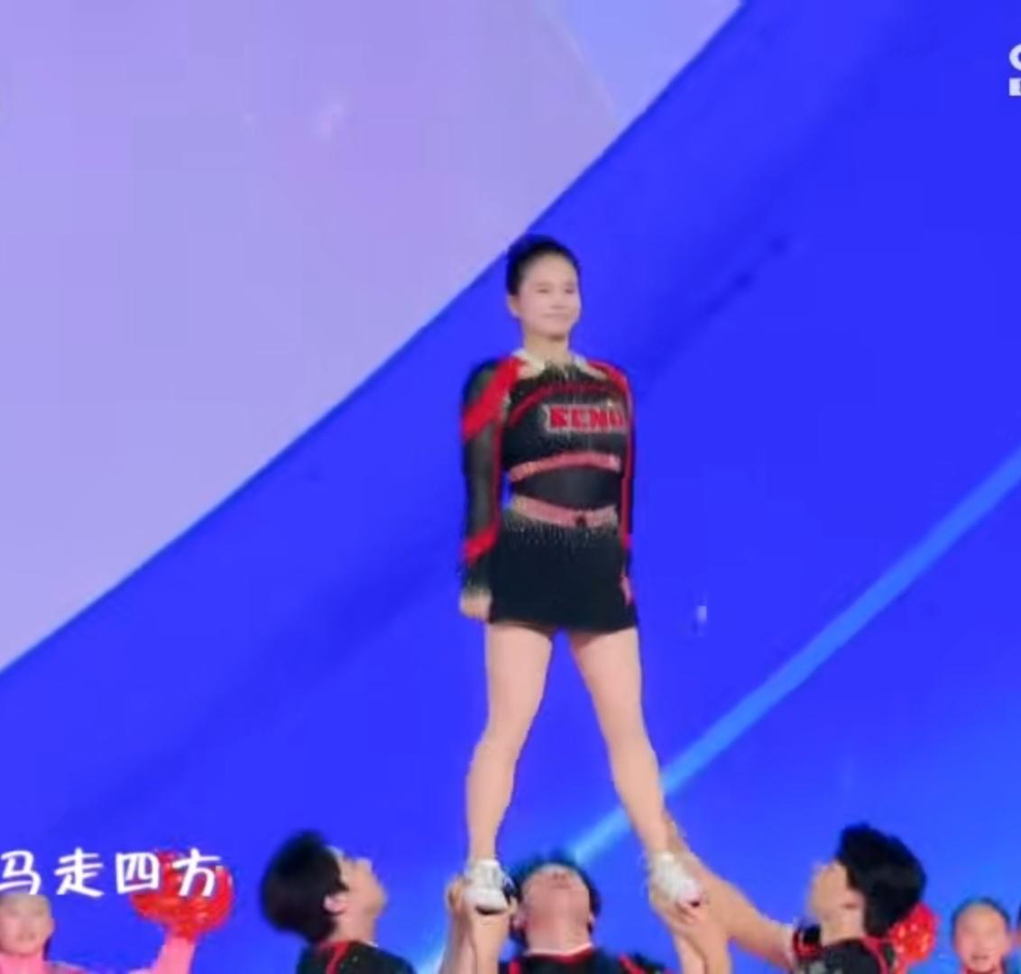 古色古香的廊桥静卧在碧波之上，周边林木层林尽染，中式建筑的雅致与自然山水的秀美在