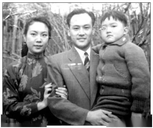 分享那些经典老照片韩非老师与妻儿的合影照片。最喜欢韩非老师出演的电影，透着一股潇