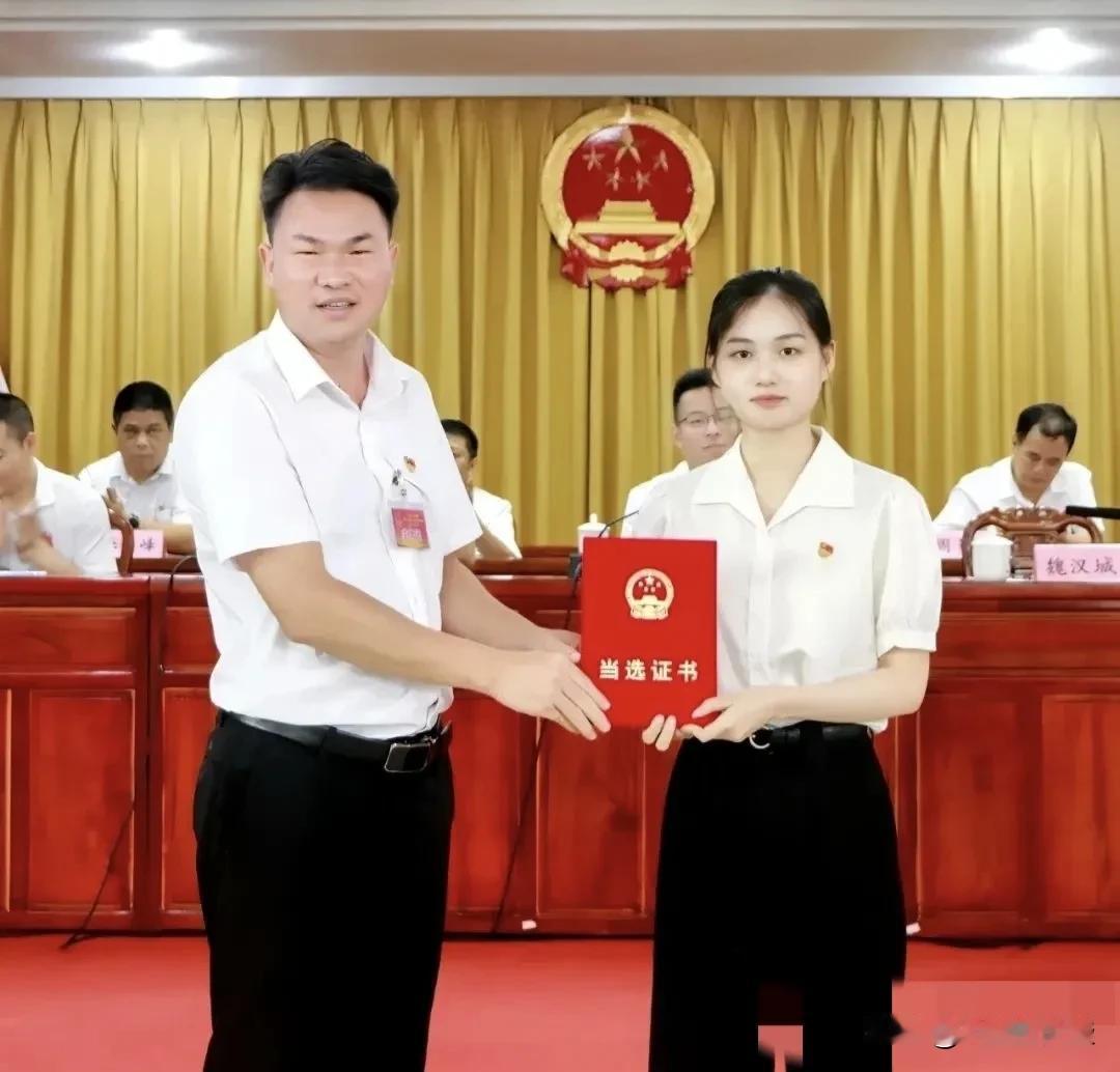27岁的美女副镇长，这也太年轻了！怎么镇政府还管税务？不是专门有税务部门管吗？镇