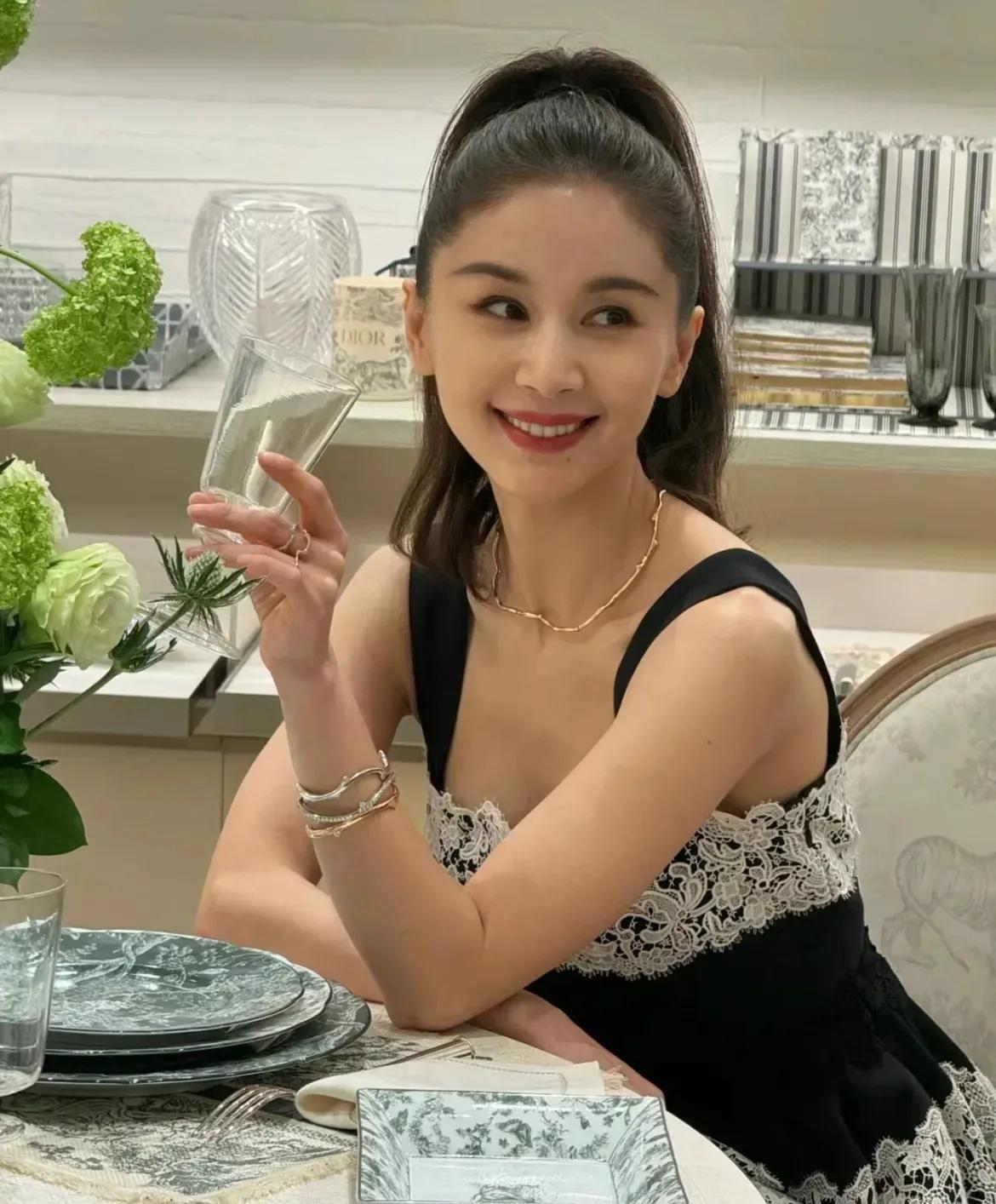 天哪！这是王子文吗？差点没认出来！
穿蕾丝吊带裙扎高马尾气场超强，越来越有女王范