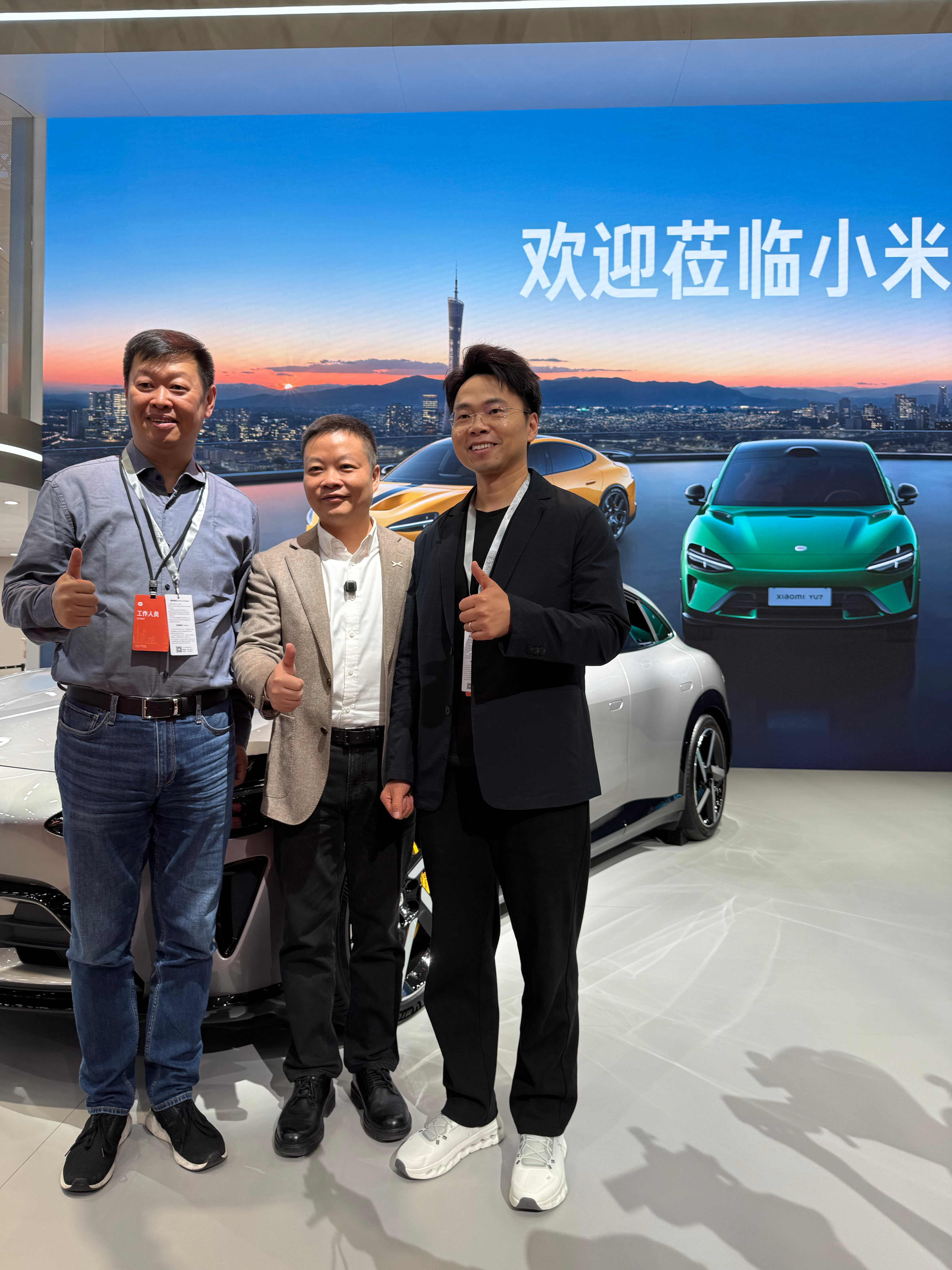 采访结束之后，来小米展台逛正好看到了胡峥楠老师在陪何小鹏逛展咱就是说哇来得早不如