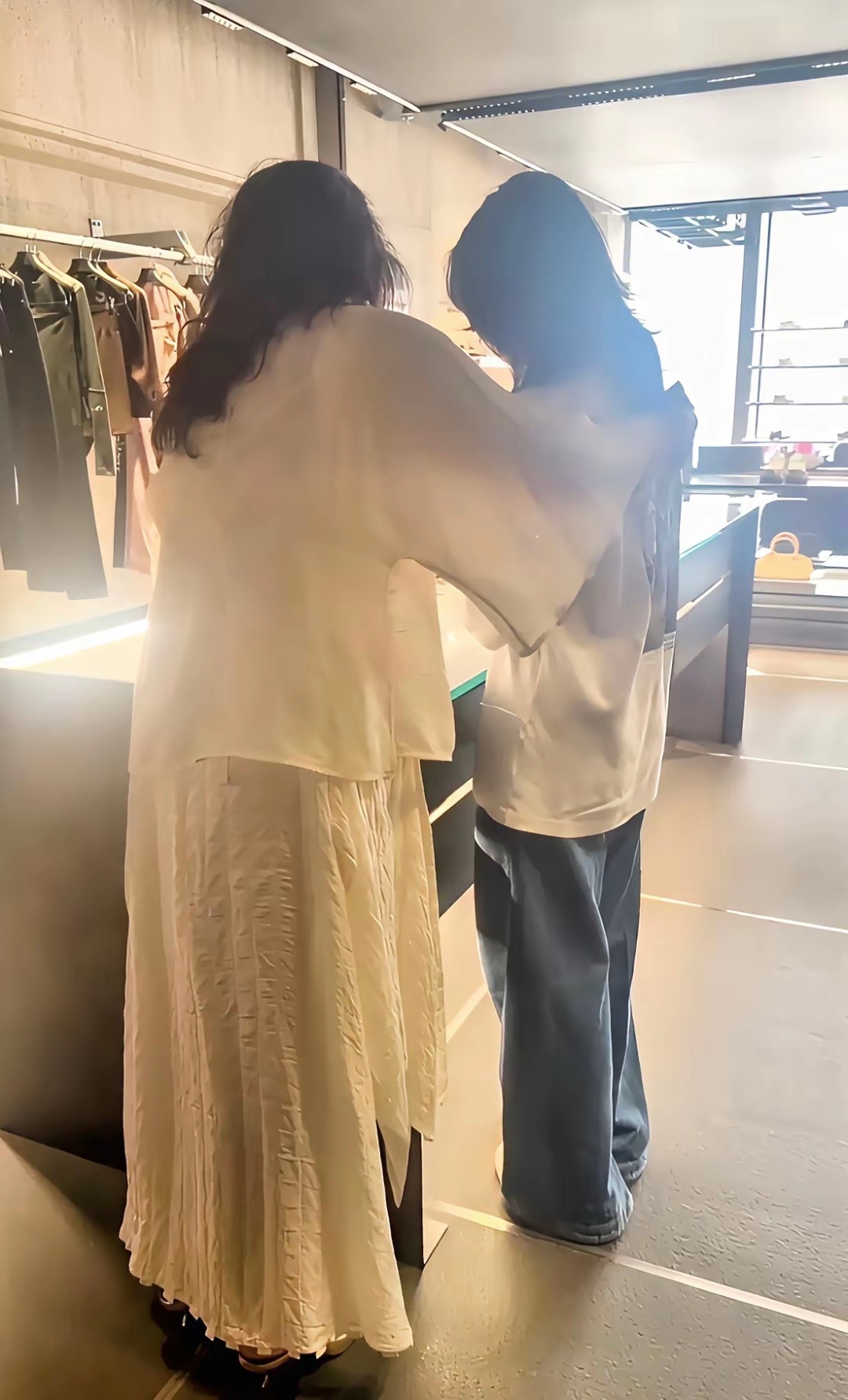 张兰近日分享了带孙女小玥儿在北京三里屯逛街的动态，看来小玥儿是回北京过暑假了。照