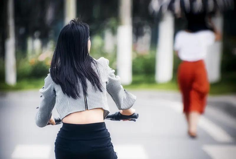 两块钱引发的血案。

初中女同学，她自己没工作，开了间出租影碟的小店，她丈夫有正