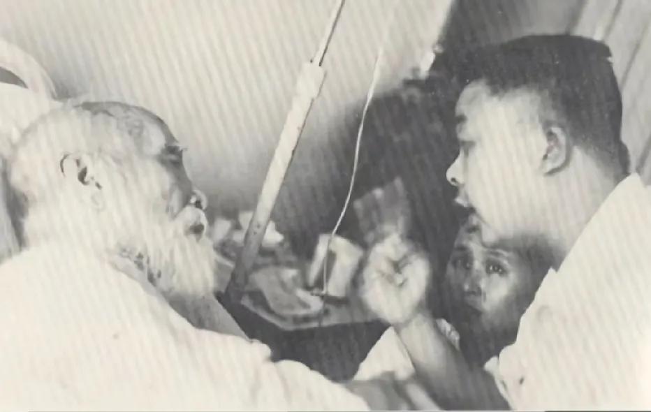 这是1960年代，于右任弥留之际伸出三根手指比划，意为想念“故土三原”。
   