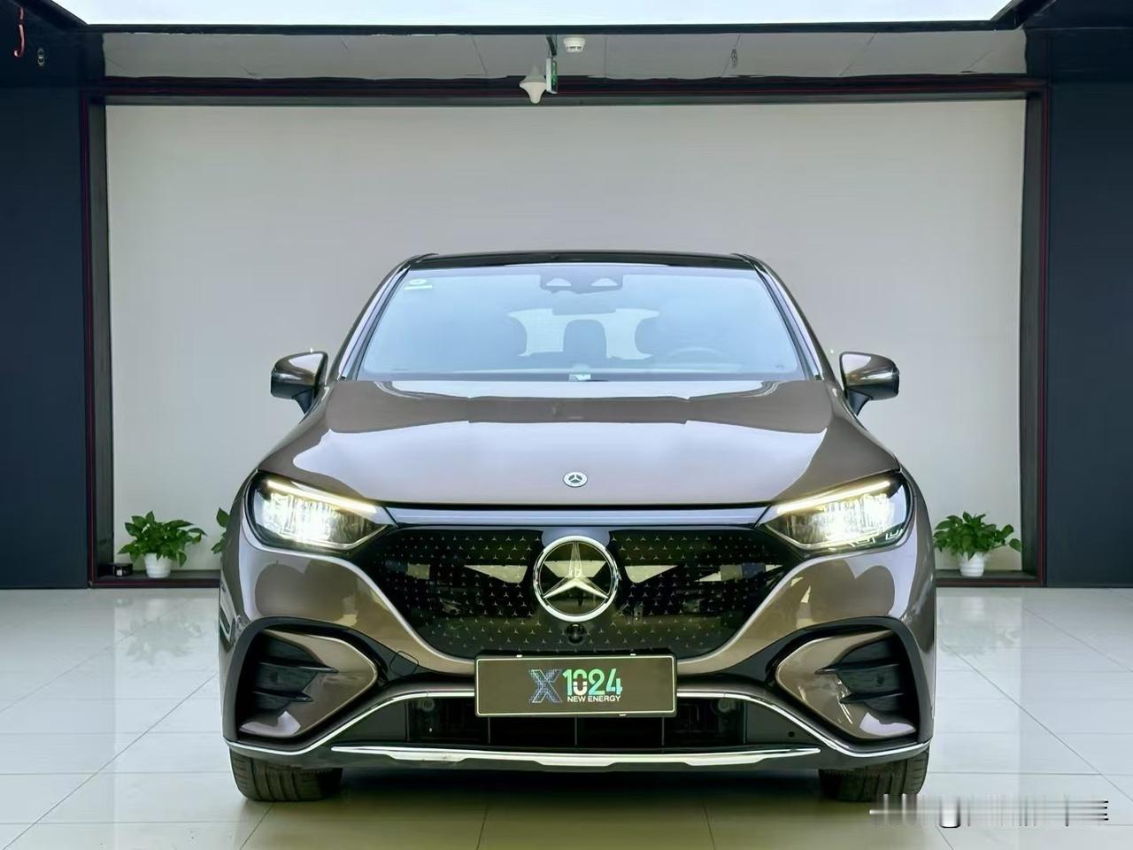 一辆很少见的杂牌电车！奔驰EQE SUV
国内我就没有在路上见过活的，今天在展厅