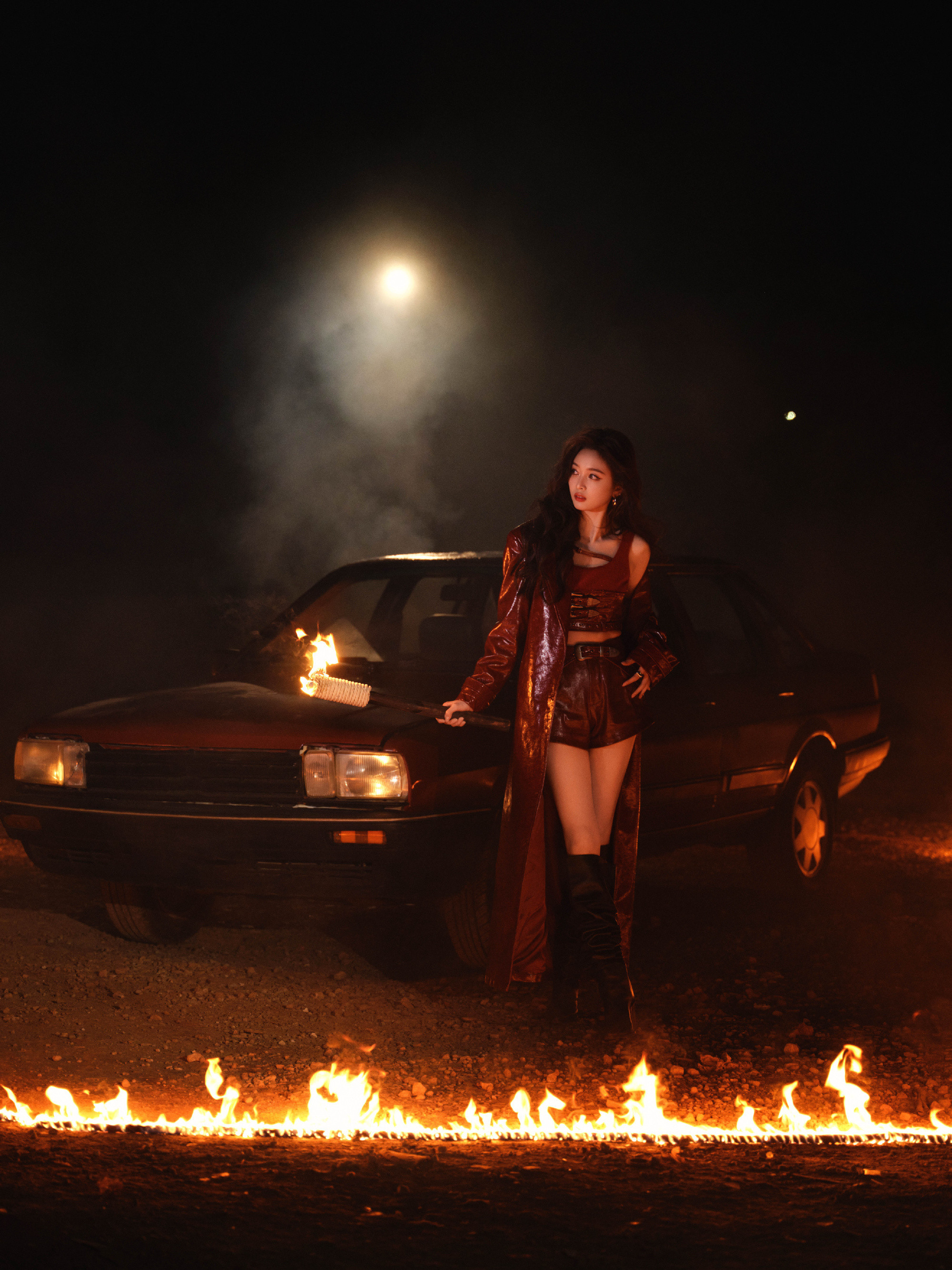 吴宣仪开年就放大招！这身玫红皮衣简直是为她量身定制的，又美又飒，姐姐真的太会穿了