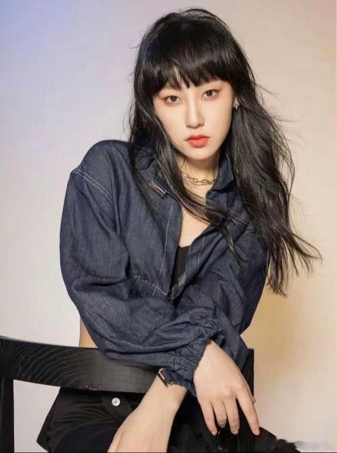 周兴哲炎明熹唱颜色炎明熹也会刻意把控高音的发力轻重，不会一味拔高声调，恰到好处的