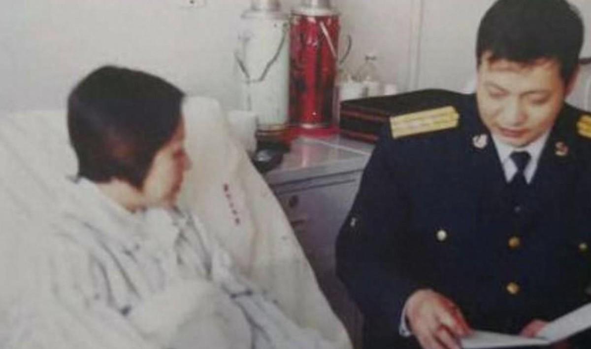 王伟牺牲已过去二十一年，妻子继承他的遗志成为上校，至今未再婚，儿子也成长为海军军