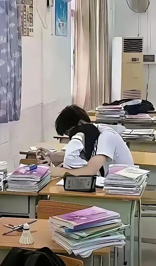 中学生谈恋爱？！
我真的惊呆了，要不是他们说是“青梅竹马”，我都不相信初中生开放