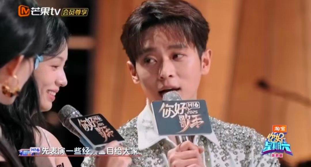 丞磊对周也全自动跟随你好星期六 丞磊和周也的互动太有看头！他全自动跟随的细节藏着