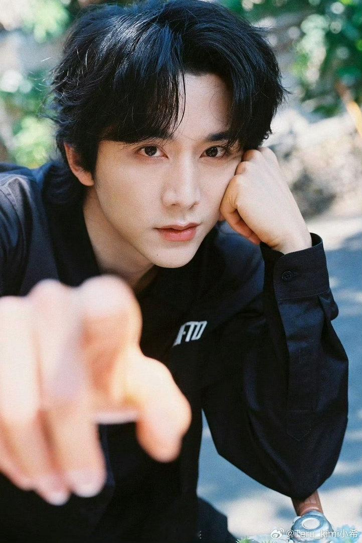 张新成一眼幻视阿凡达你好星期六红蓝粉扑大战笑到停不下来，张新成和杨迪对决动作快准