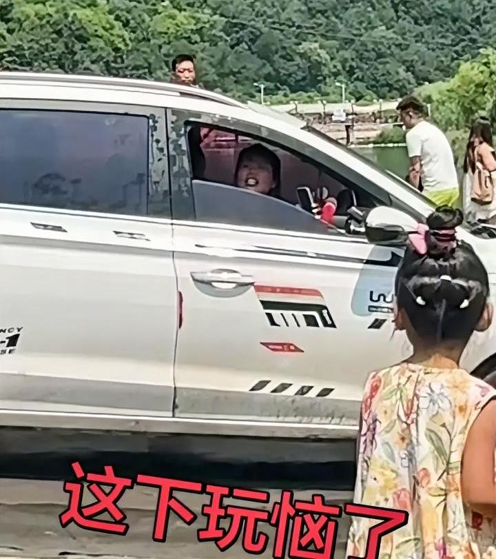 人还是要有边界感为好，私家车路过网红桥，车窗未关，结果被游客泼水。
副驾女子全身