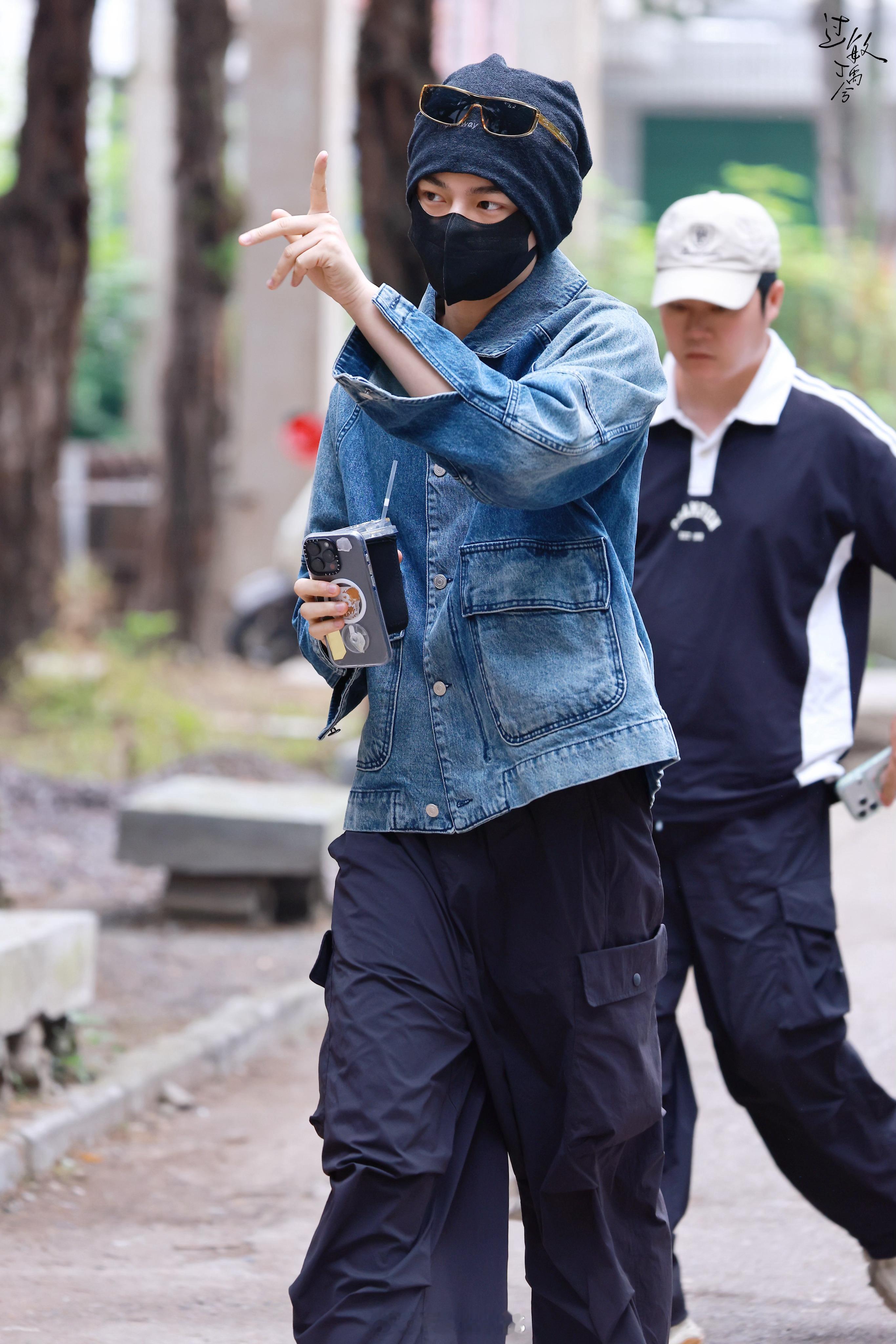 丁禹兮牛仔冷帽潮男司宫令上班路透，丁禹兮真的太有少年感了呀！丁禹兮为高考静音