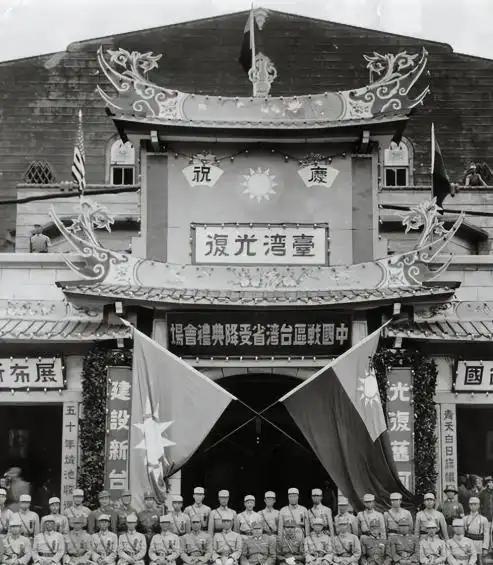台湾仅遭日本殖民50年，1945年光复接收时，眼前景象却让国人震惊：街头和服与木