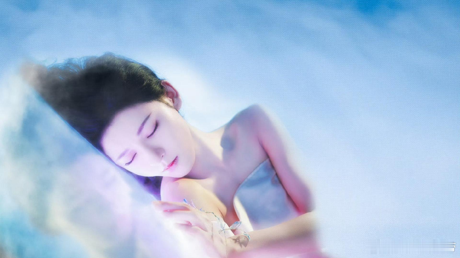 张予曦 初生天使  张予曦的每一次亮相，都是对美丽的一次重新定义，羽毛环绕，她如