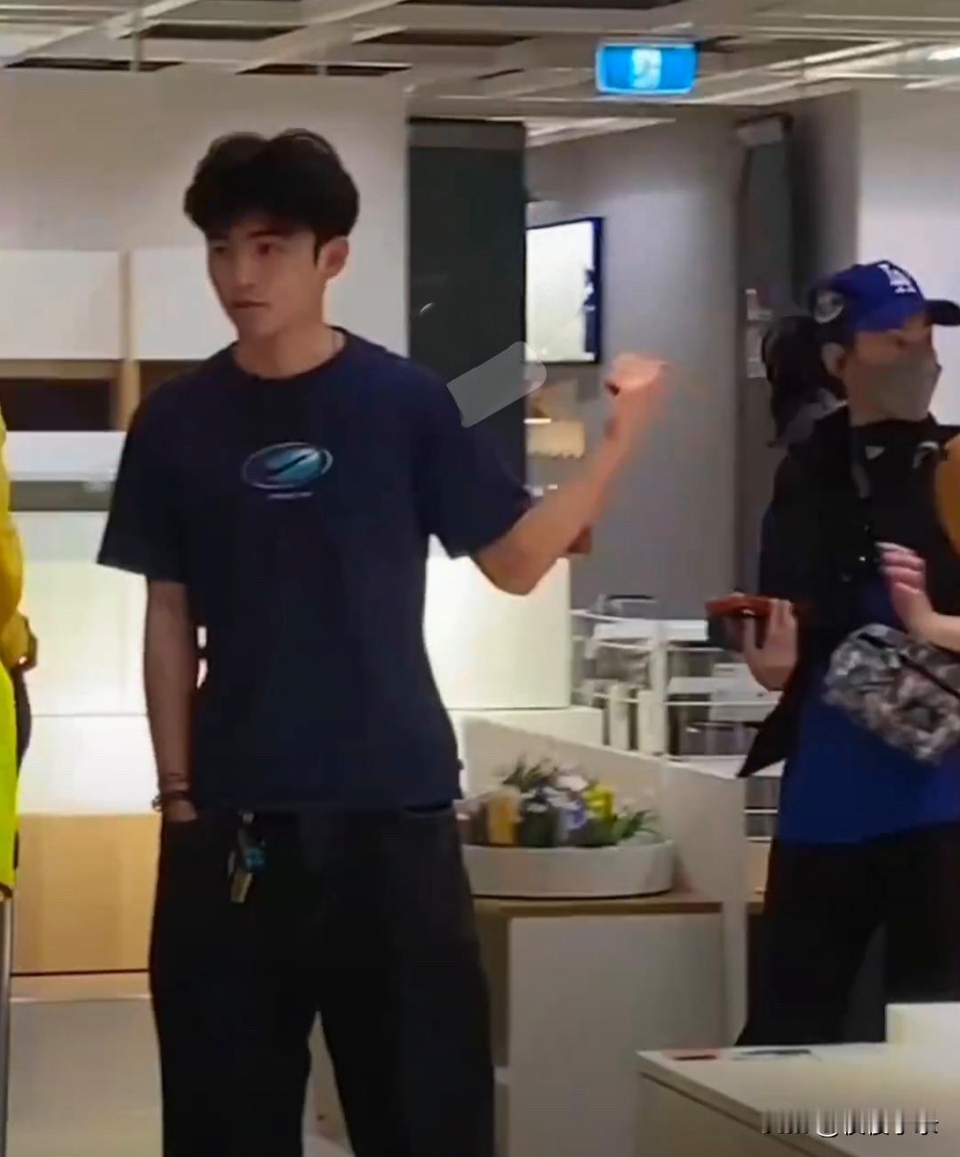 张柏芝和18岁大儿子现身澳洲一家商场购物，Lucas身材高挑，头发浓密，五官像极