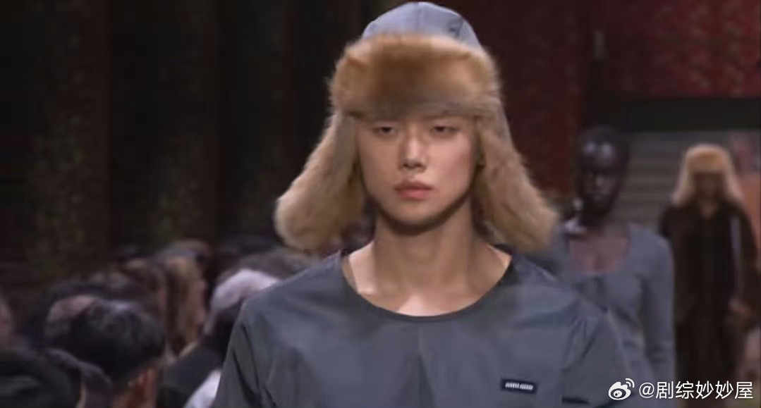 崔然竣 光头强崔然竣努力半生闯出韩娱打开微博发现内娱都叫他光头强好吧反正帅就行，