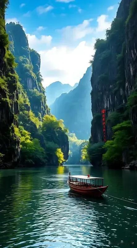 《鹧鸪天·真情相逢》

善良牵缘两意亲，
真诚相待互存尊。
一腔热念常相系，
一
