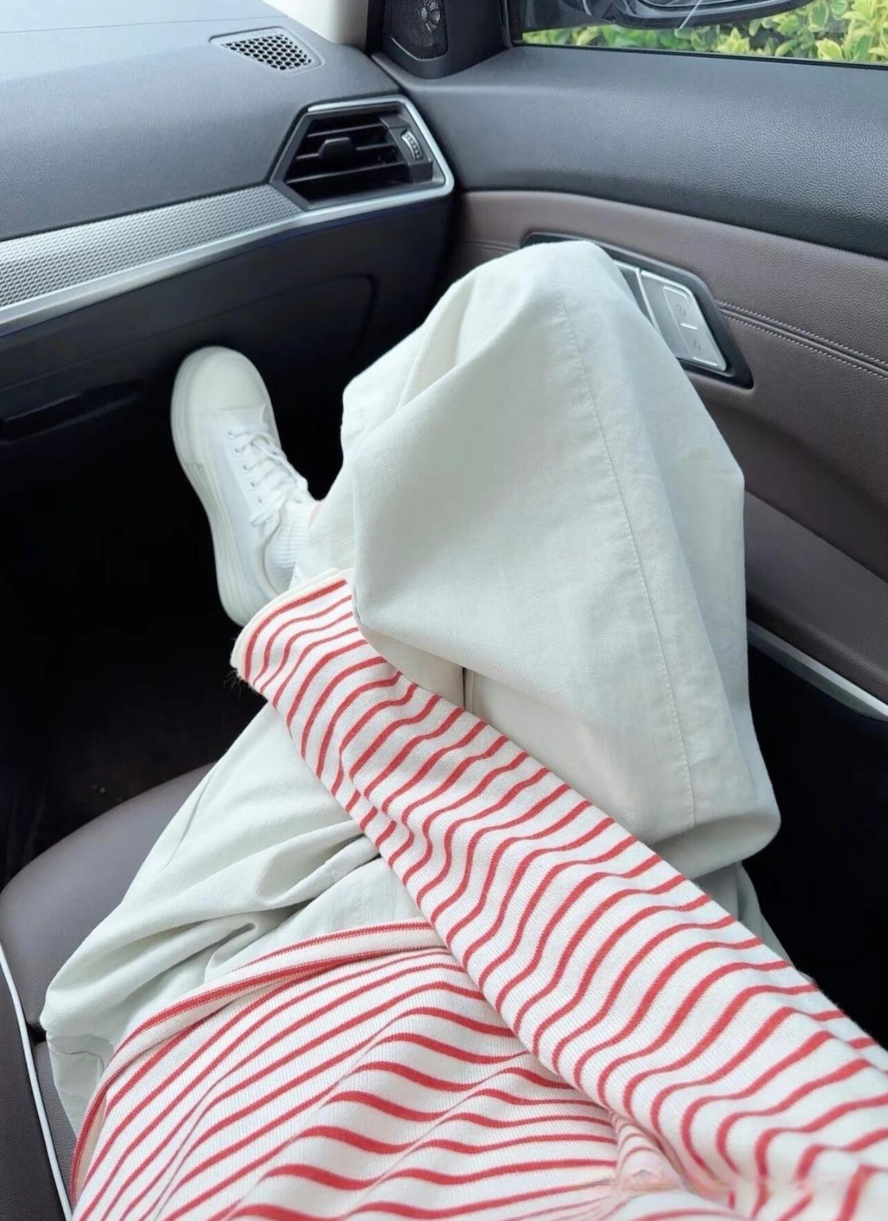 不卖衣服，卖情绪价值有些衣服看着简简单单，可就是让人觉得“真好看”，舒服又顺眼，