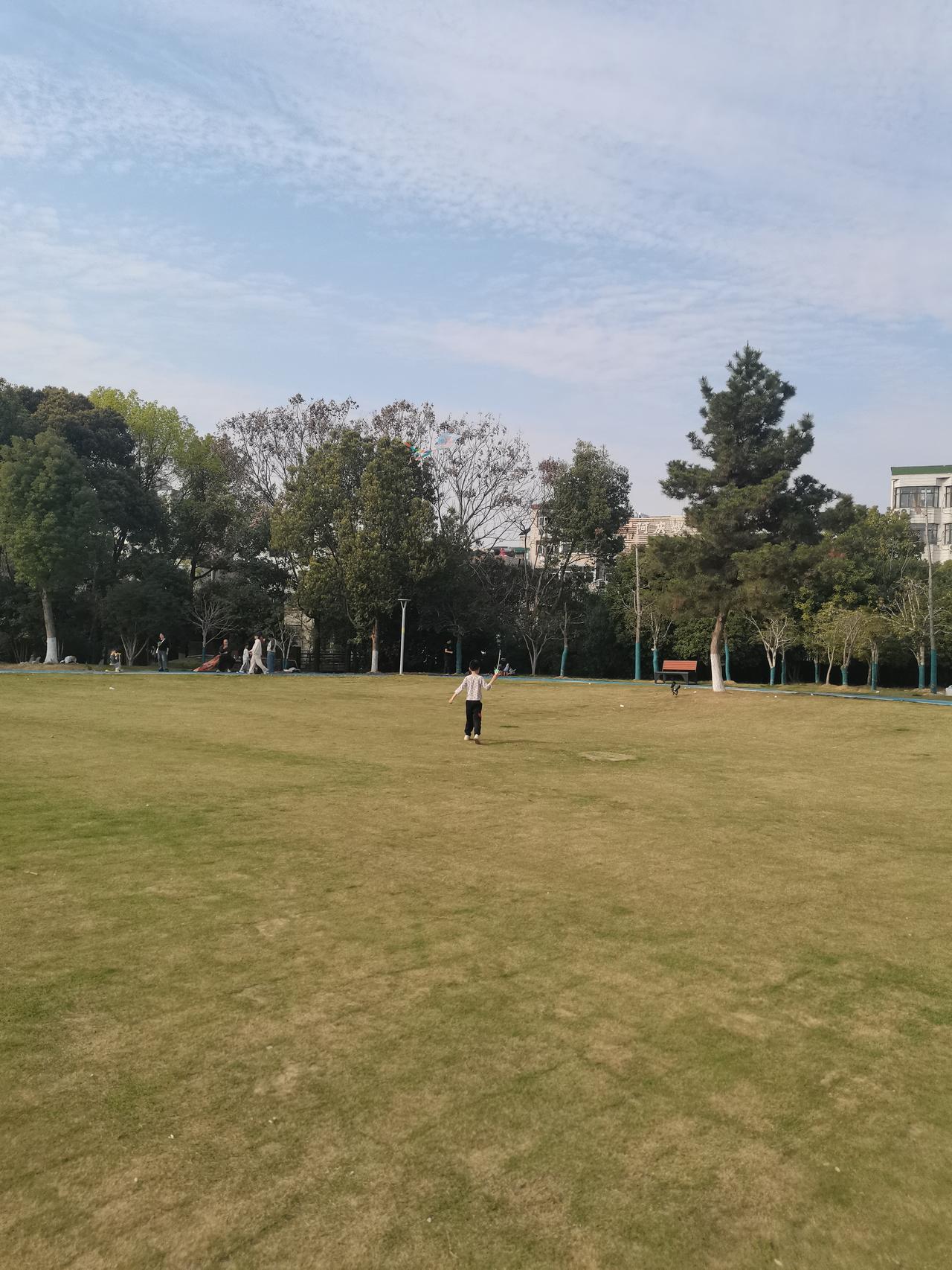 原来这就是穷人思维，朋友说他为了省钱，给孩子买了几件打折衣服，专门买大了一码，这