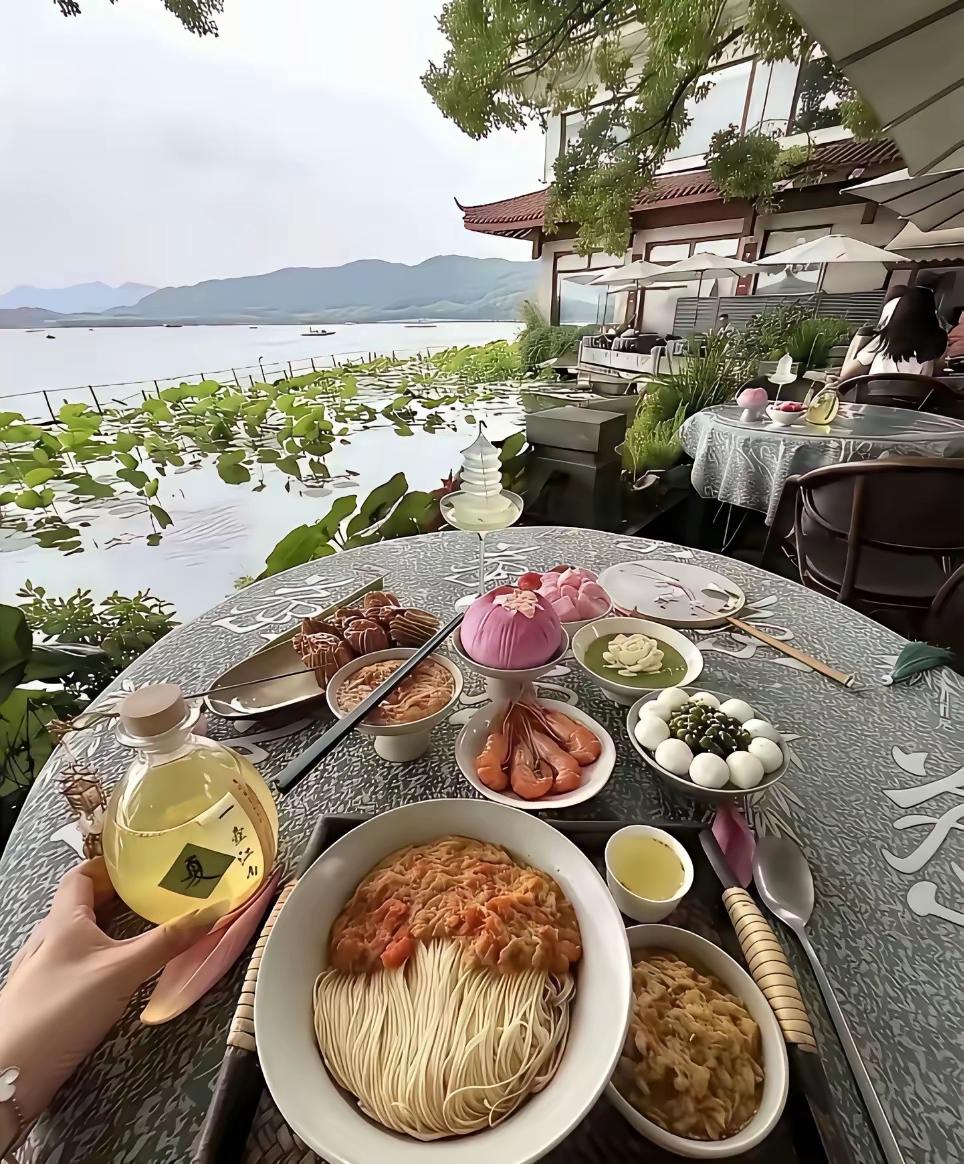 就以这样的景，这样的一桌子菜，收你个三百八，应该是不过分的吧。
