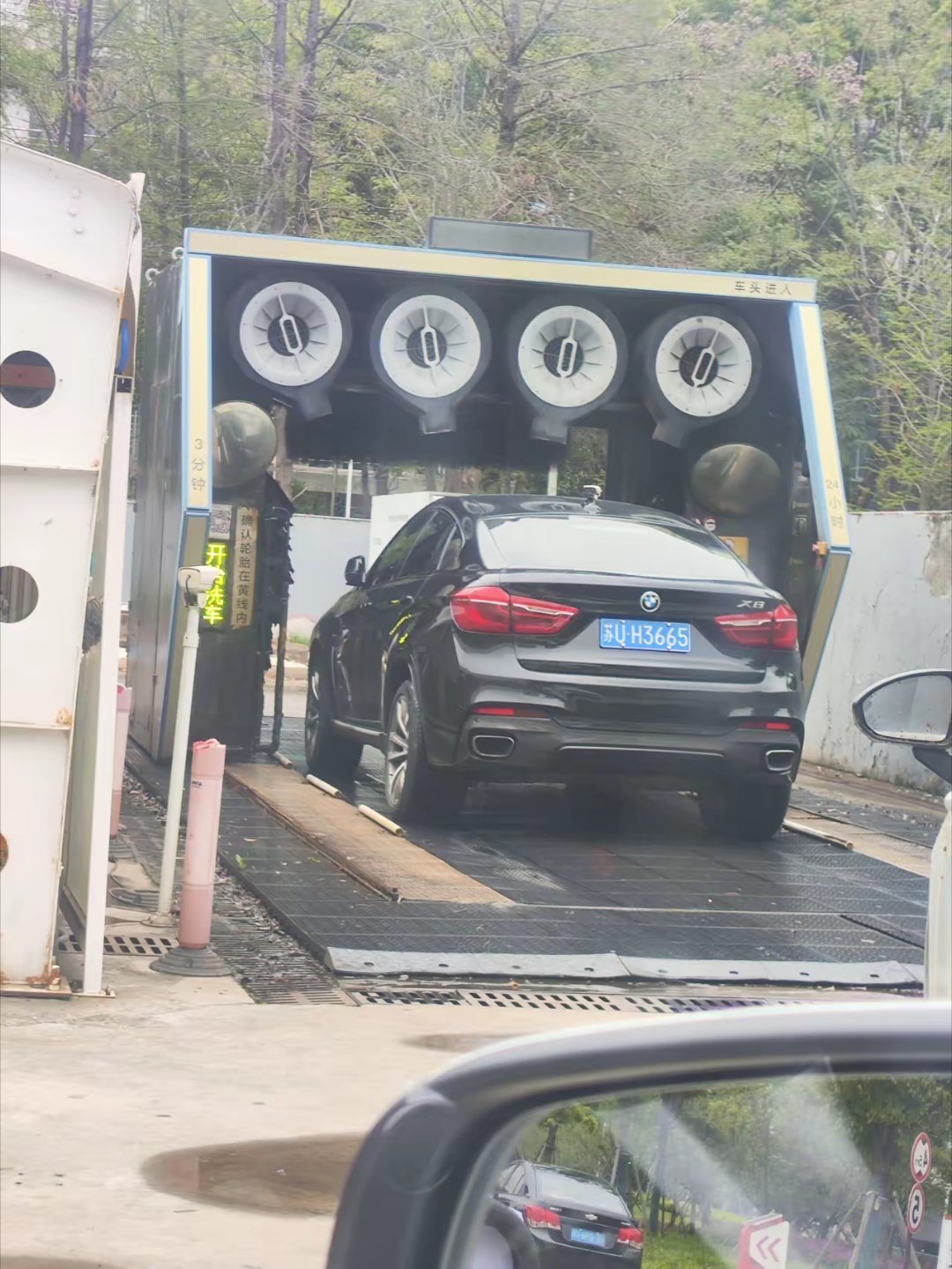 宝马X6也来加油站洗车，钱真不好挣😔 