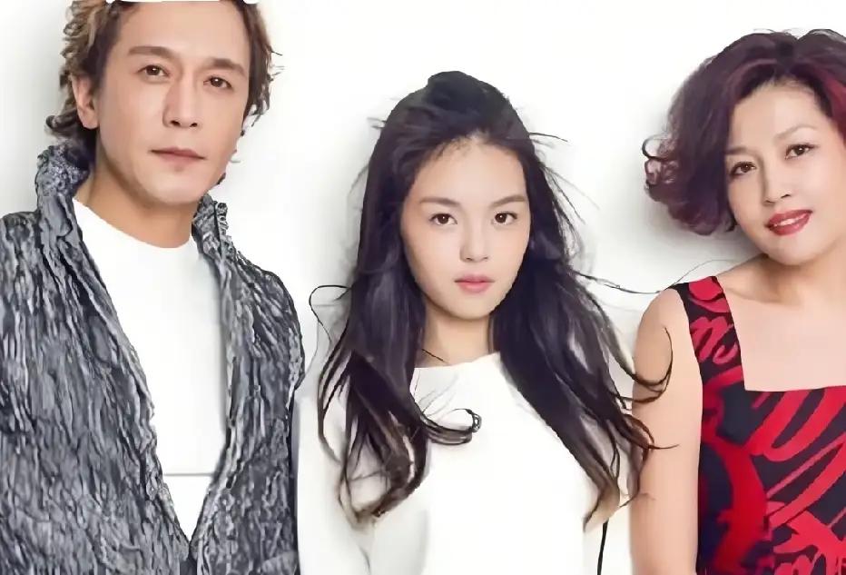 李咏的女儿已出落得亭亭玉立。仔细端详，她究竟是更像爸爸，还是更像妈妈呢？若说像爸