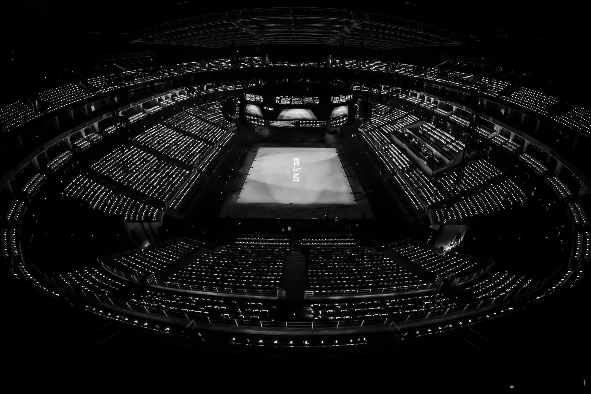 周震南演唱会没有舞台这次的演唱会真的是又刷新我的认知了，这个骑马登场的没有舞台的