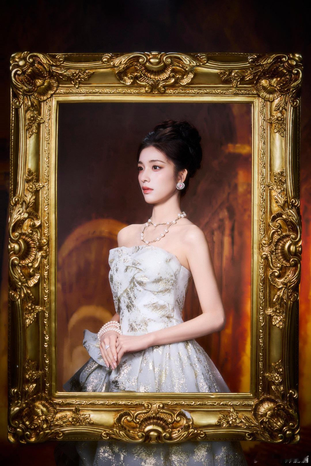 钟丽丽金鸡闭幕式造型太绝！宛如从复古画框中走出的美人，精致妆造自带高贵典雅气质，