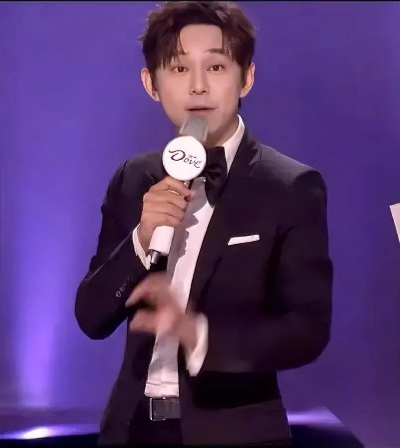 今早刷到何老师的名场面

居然是他救不了的场？

昨晚《声鸣远扬》总决赛，夏哲轩