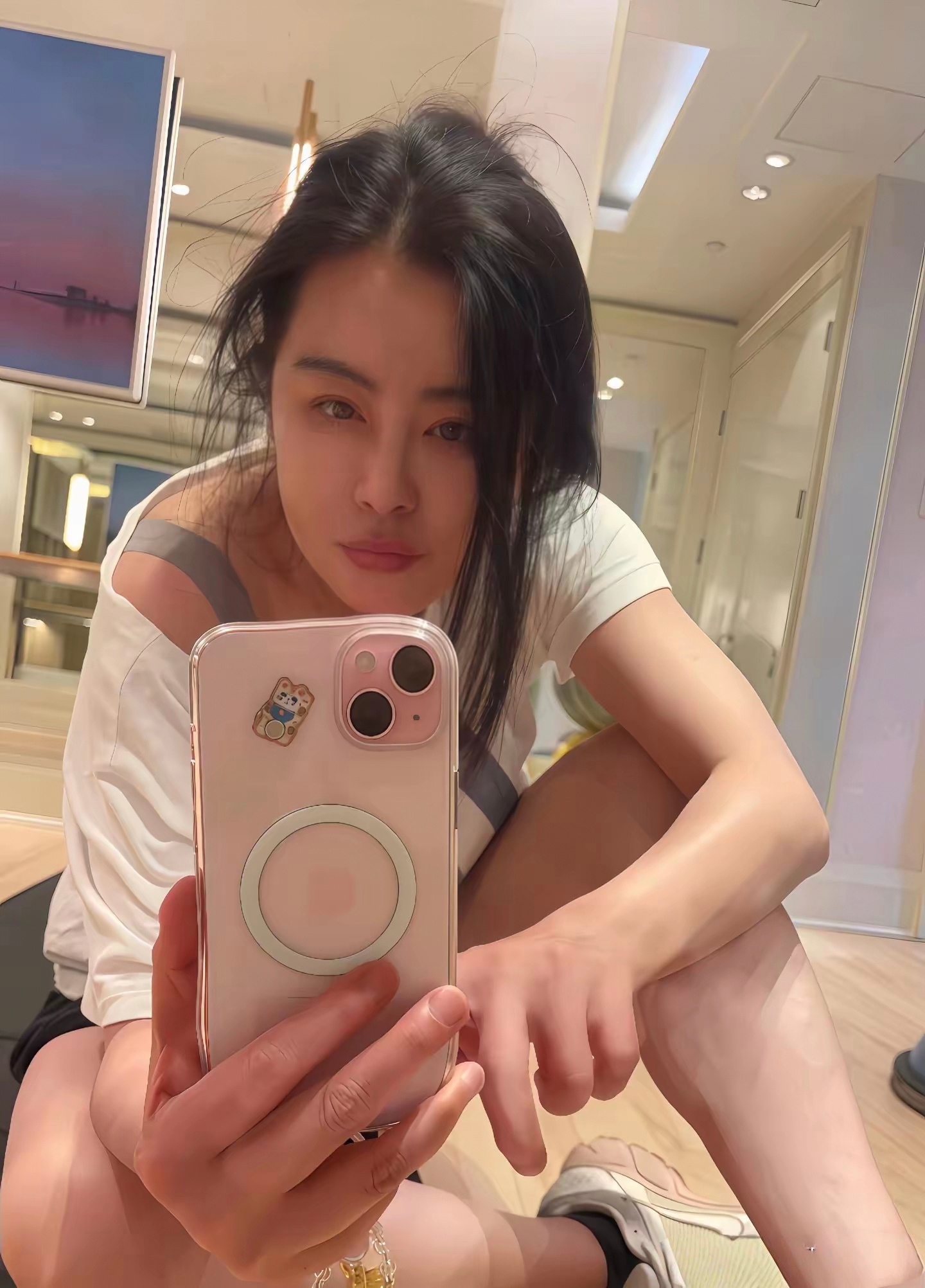 59岁王祖贤的素颜自拍，美了一辈子的人连松弛感都赢麻了！谁能想到这是快60岁的王