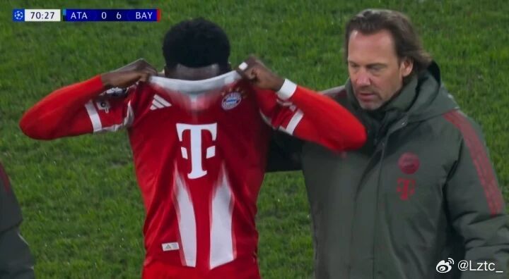 阿方索无对抗情况下受伤，下场时掩面落泪▼拜仁vs亚特兰大第70分钟，阿方索无对抗