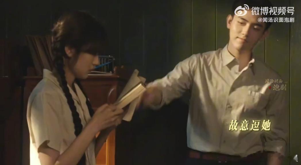 陈飞宇让年代文男主有了脸 清瘦挺拔的身形配上复古造型，陈飞宇一出场就自带年代滤镜