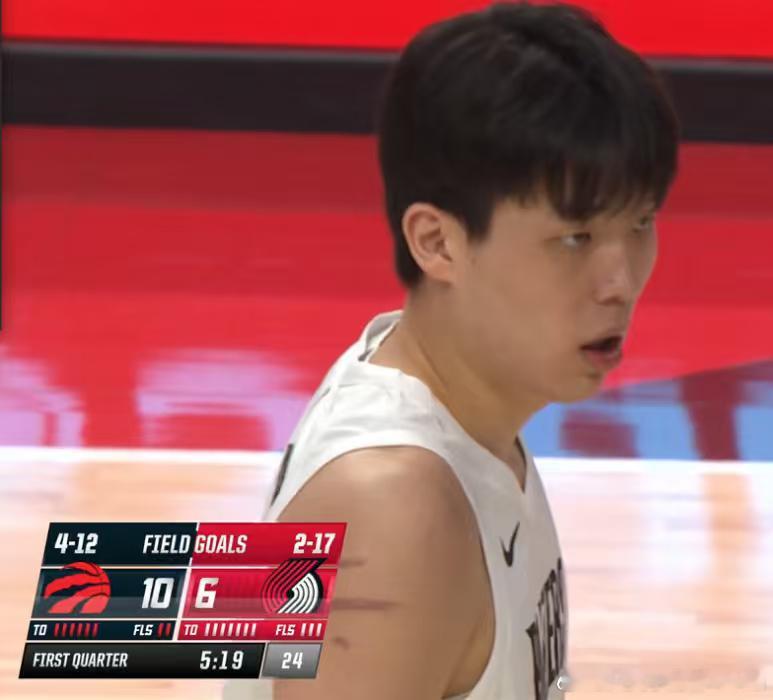 今天这么多人不打，本来杨瀚森能够得到更多上场时间，可第二节末段刚上场就出现防守三