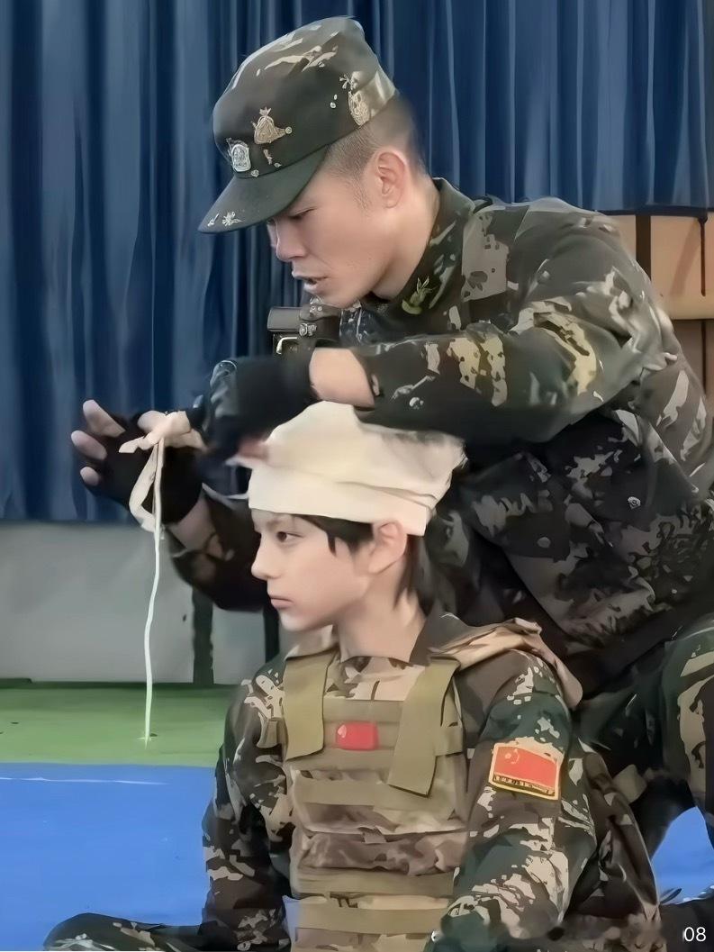 四代第一匍匐陆兵陈思罕所有人来看我们四代第一匍匐兵罕儿小时候的梦想是当警察哦