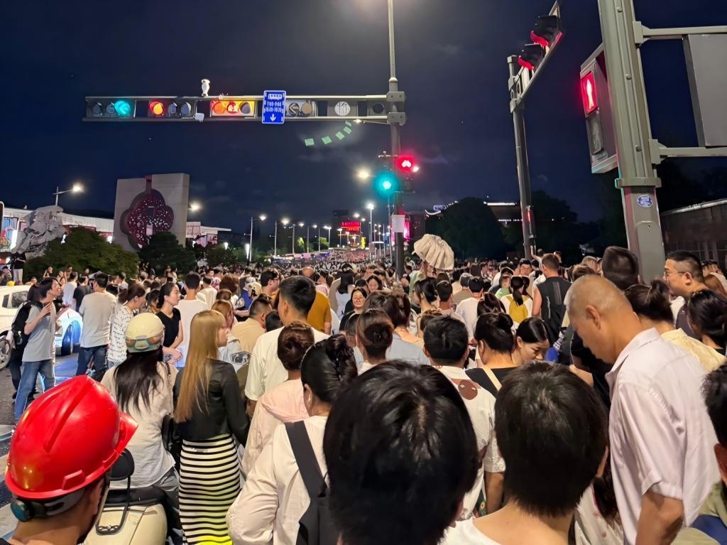 端午节，网友们被苏州相门附近护城河“金龙巡游”的壮观场景刷屏了。真正站到现场的人
