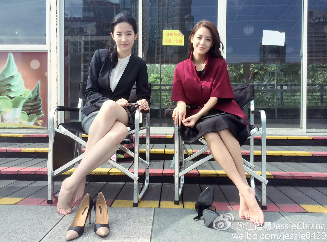 考古今年参加浪姐的江语晨，12年前和刘亦菲合作电影《第三种爱情》时的合照。12年