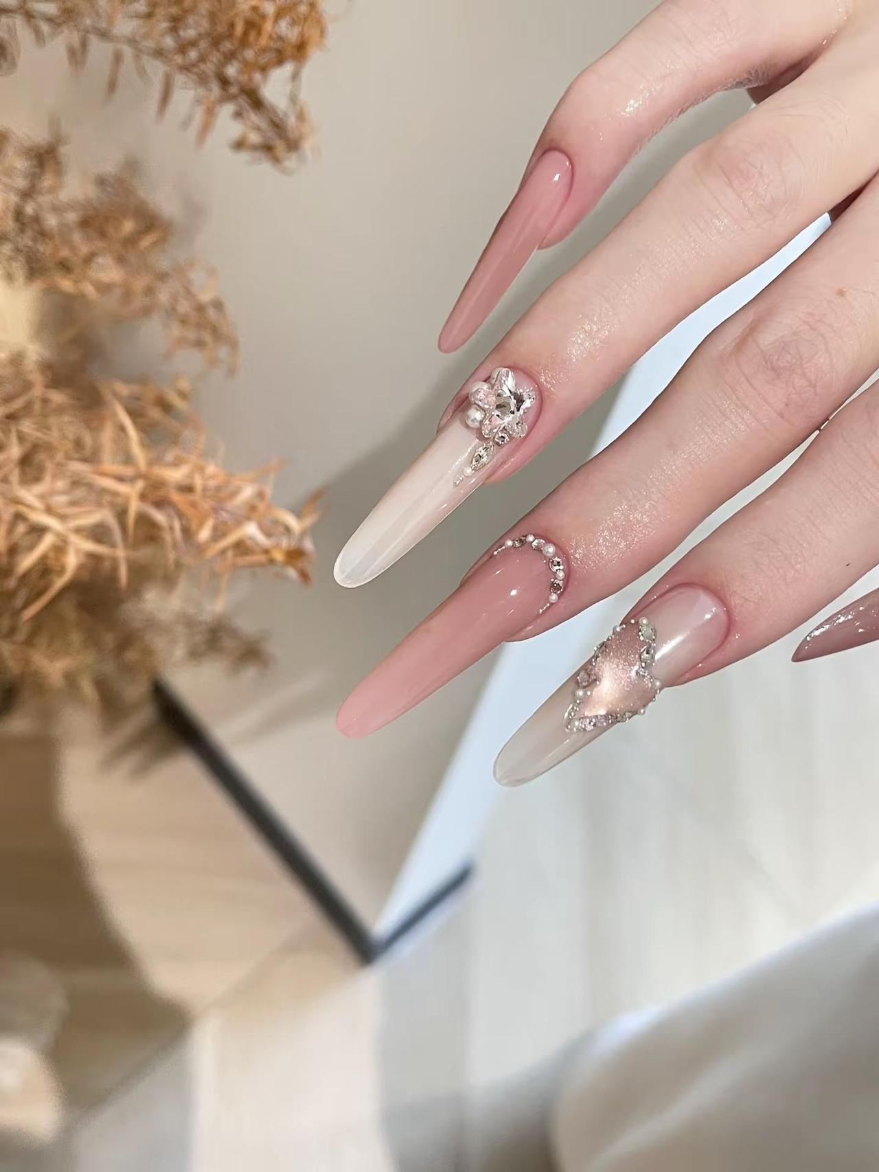 不得不说新店的灯光很绝👍 这会清楚了吗姐妹们～👀美甲 猫眼美甲 裸色美甲 圣