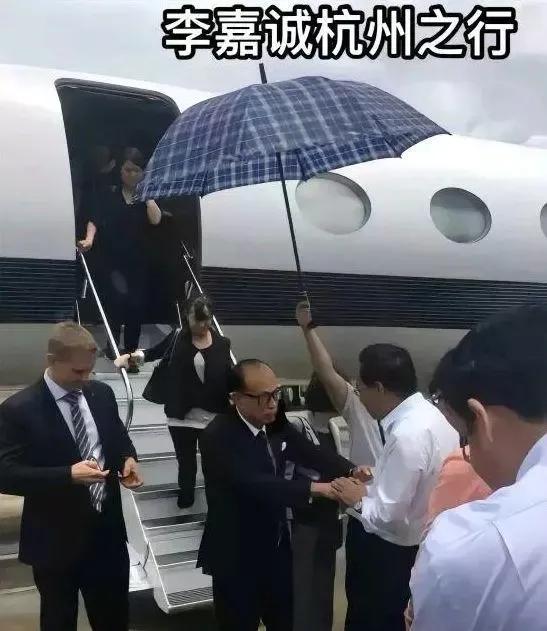94岁李嘉诚乘坐私人飞机罕见现身杭州

6月14日，有网友晒出一段李嘉诚乘坐私人