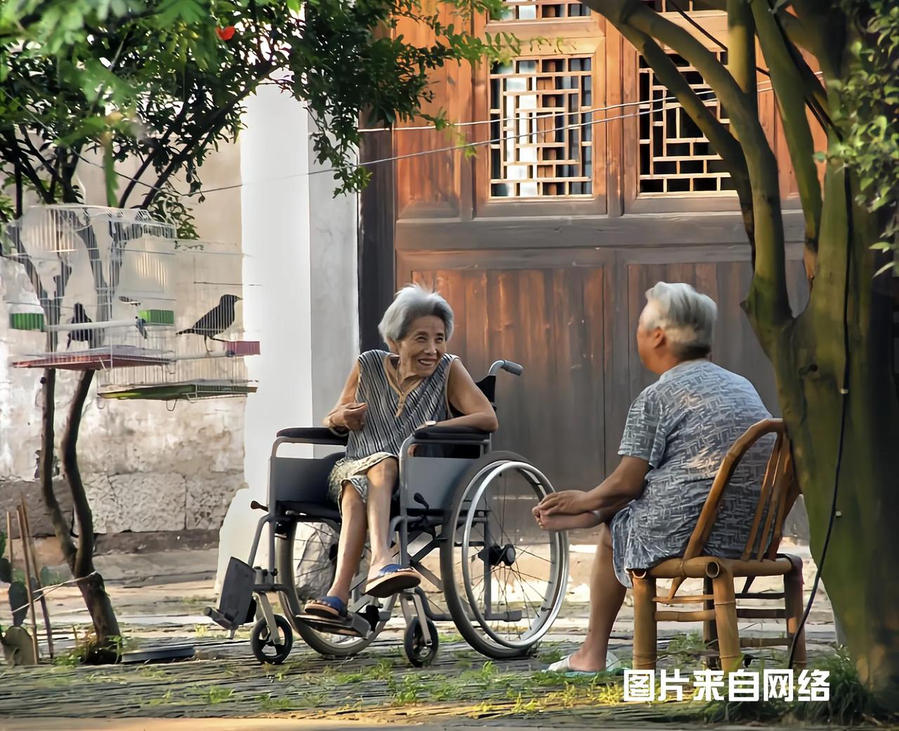 网上看到一个视频，有一个老人他说养老院不去。那么，养老院究竟去，还是不去呢？
