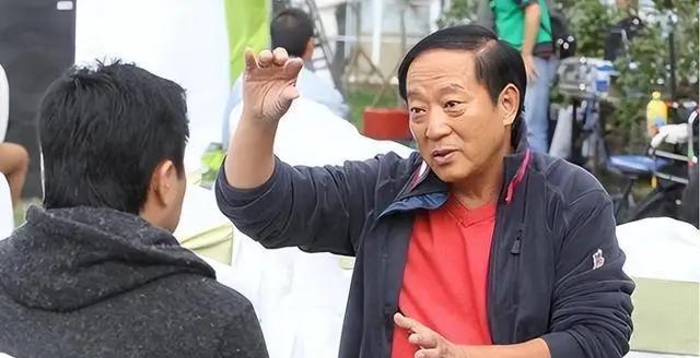 牛群与冯巩，相声界的黄金搭档，人生轨迹大相径庭。牛群大胆转型尝试，却面临失败；冯
