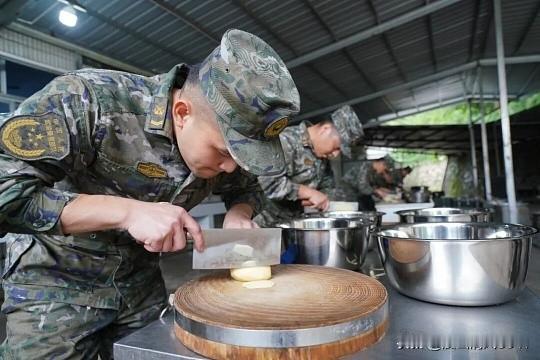 为什么说“难”？

- 编制瓶颈：基层连队炊事班的士官编制通常只到二期（中士）。