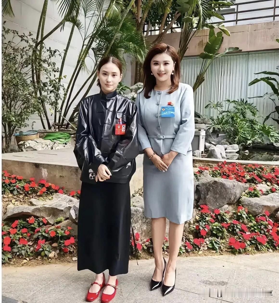 何超莲的小脸好精致，跟谁都合影都不输，就是身高没有那么完美。有的网友说旁边穿灰色