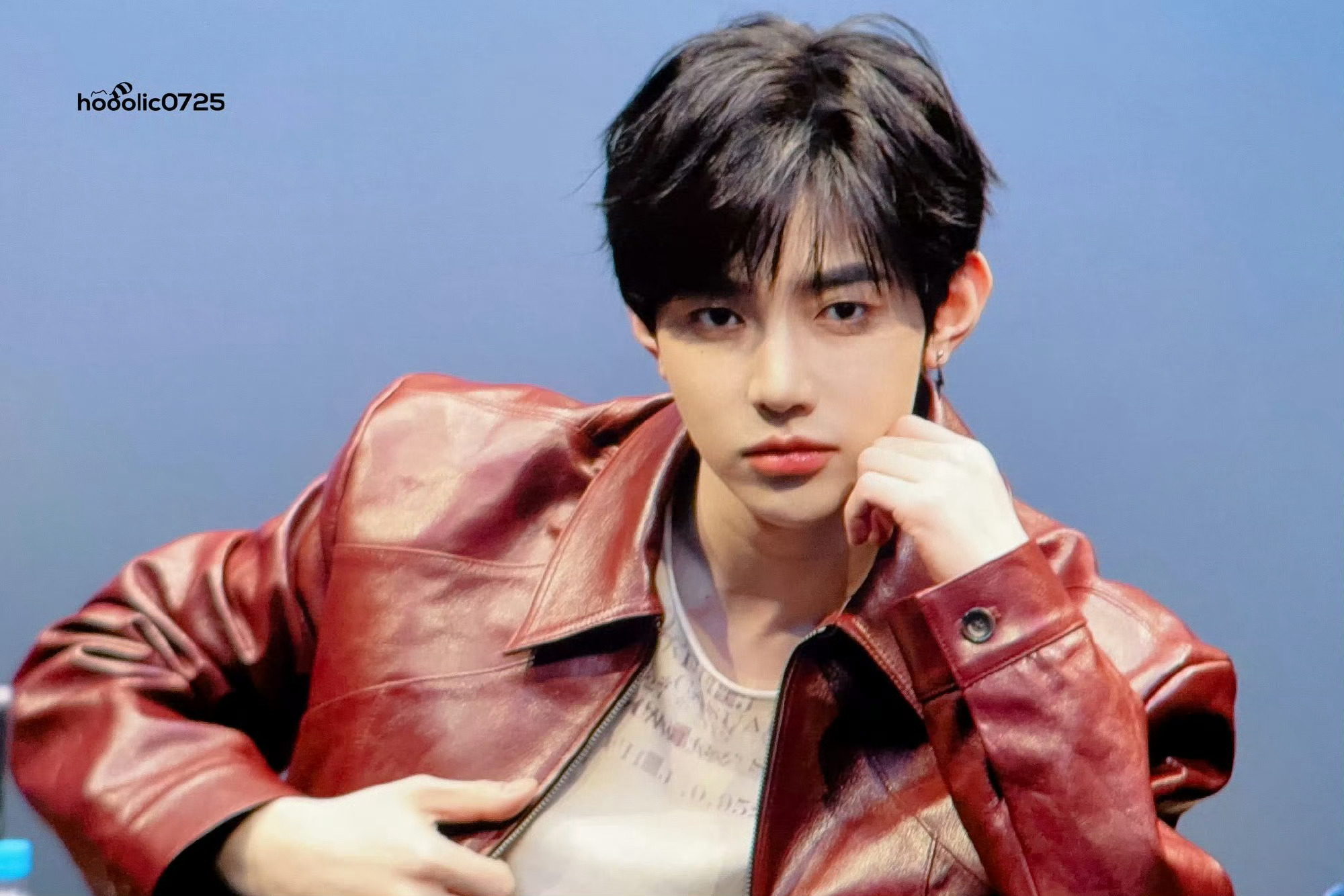 章昊红皮衣签售 章昊今日份签售饭拍红皮衣look酷帅，互动软萌可爱双面魅力反差感