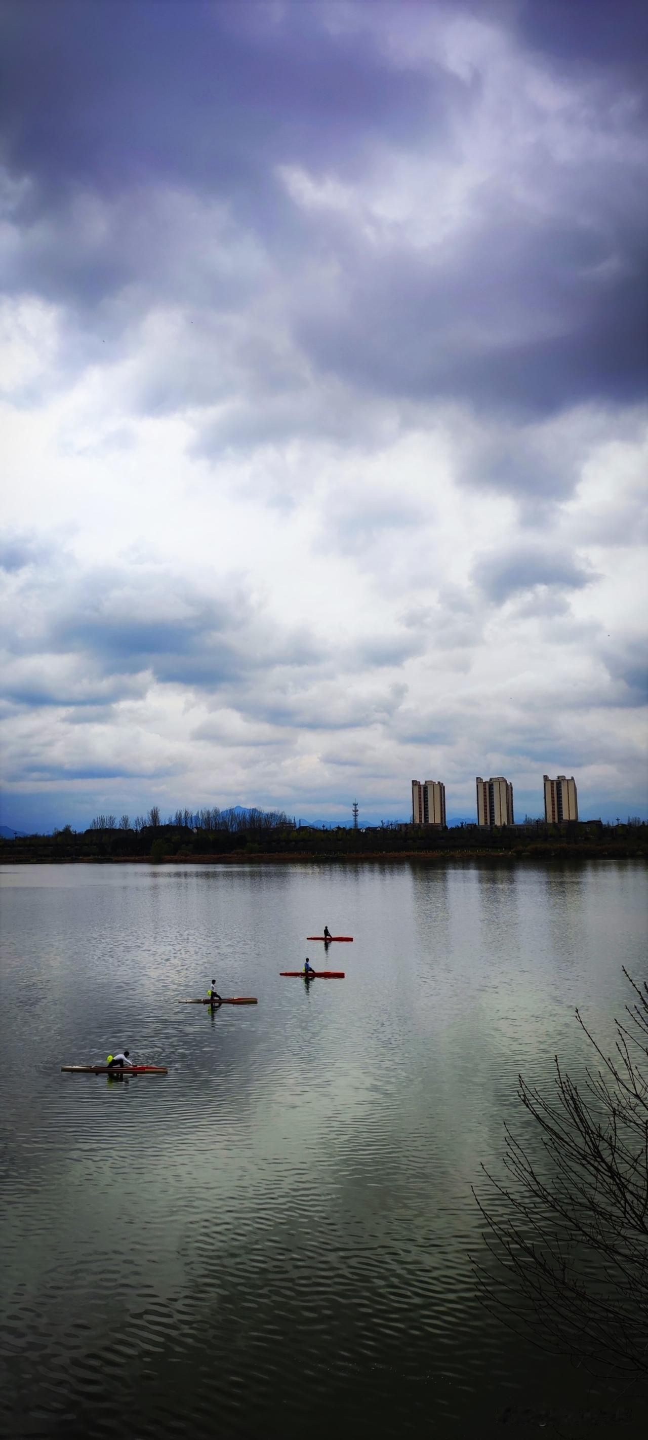 午后的汉江湿地公园里，体校的学生们正在江面上进行皮划艇训练。终点处的教练在喇叭里