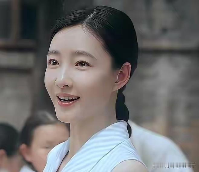 《主角》中的小白鞋（王丽坤饰）真的疯了吗？真疯，还是装疯？
     小白鞋是对