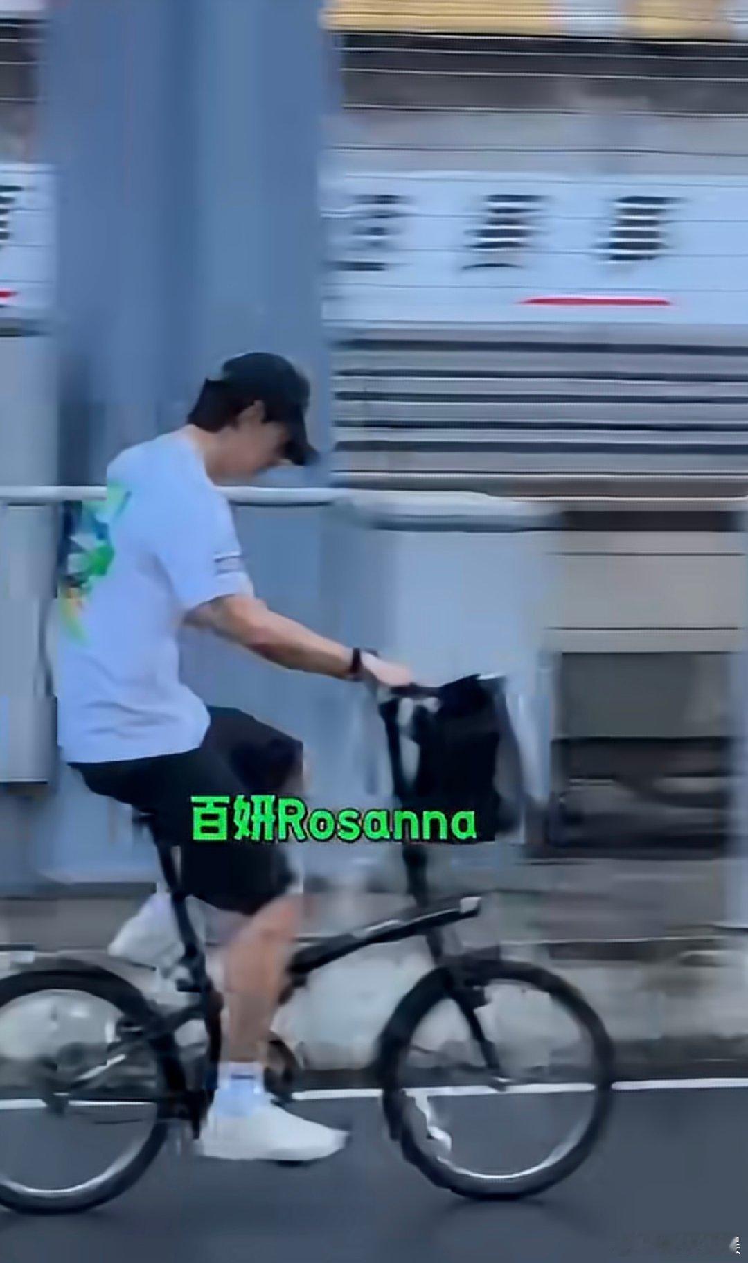 王一博赛车场骑单车王一博赛车场骑单车路透 王一博赛车场骑单车路透，自由又洒脱的一