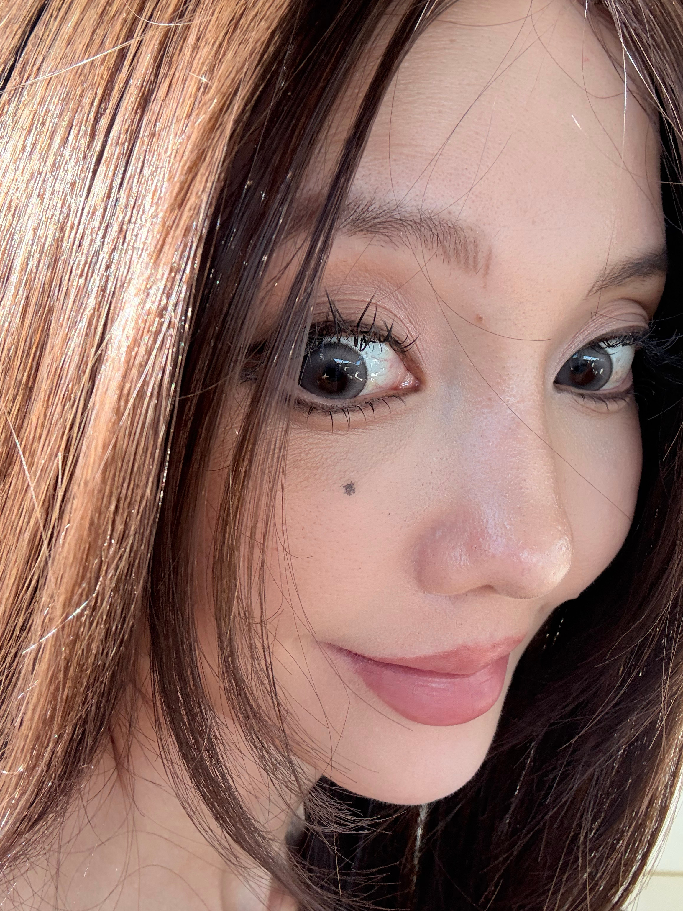 给你们怼脸看我买的dw的粉底液，然后遮瑕是jix的三色遮瑕！！出了好多汗！然后一