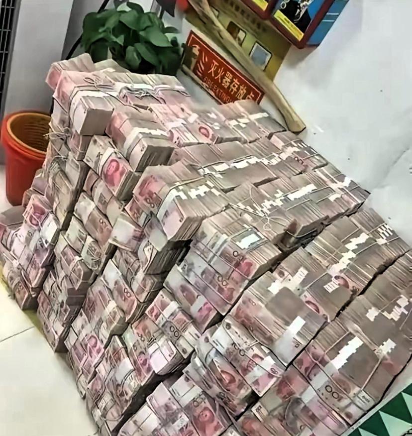 真见过离谱的！
有些人捞了大把不义之财，
银行不敢存，
只能偷偷藏家里，
天天提